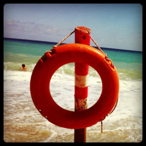 Ein Rettungsring an einem Stab am Strand